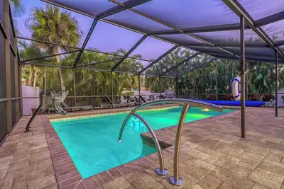 Image de Casa Del Mar - Pet Friendly House on Siesta Key w/ Outdoor Patio & Private Screened-In Heated Pool!