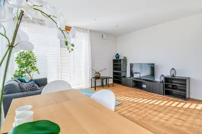 Image de Spacious 1-Bedroom Apartment with Parking - 10 Mins to Airport/Train Station