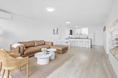 Image de Experience the ultimate coastal getaway in this contemporary three-bedroom unit!
