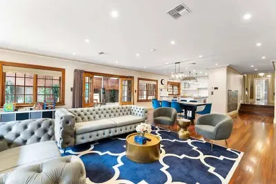 Image de Lux Urban 4-Bedroom, Sleeps 9, with Pool