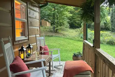 Image de Peaceful elegant cabin on private land, Minutes from downtown West Jefferson.