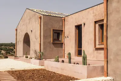 Canyon House - West Room. Eco-sustainability and design 5 minutes from Scicli.