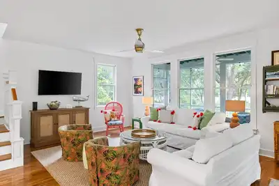 Image de 3 bedroom home by golf course with maritime forest views; 2 carts for exploring; access to Bhi Club