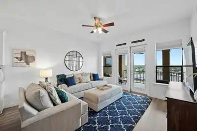 Image de Luxe Waterfront Condo | Pool | Spa | Restaurant