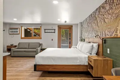Image de Spacious King Condo | Fireplace + Balcony