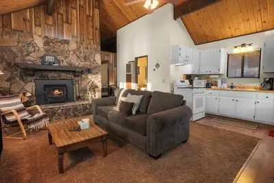 Image de Cozy Cabin - Quiet Area, Fireplace, Smart Tv, Fenced Yard