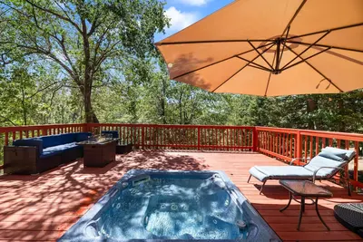 Image de Pinecone Ridge - Hot Tub, Walk to Slopes, Multiple Decks, Foosball