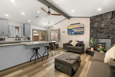 Image de Serene Dream Cottage - Hot Tub, Walk to Park & Hiking Trails, Ping Pong