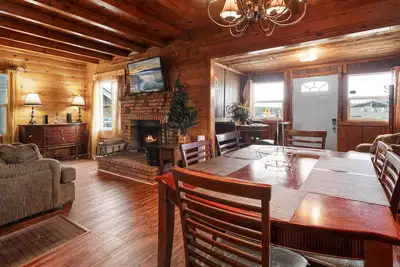 Image de Big Bear Cabin - Walk to Lake/Village, Centrally Located, Fireplace