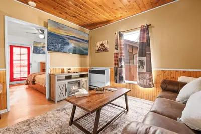 Image de Hideaway Cabin - Cozy romantic cabin perfect for couples, A/C