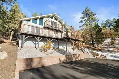 Image de Moonridge Chalet - Putting Green, Hot Tub, Foosball, Arcade Game, Fire Pit
