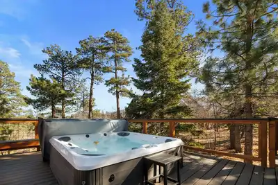Image de Lucky Paws - Great Location, Hot Tub, Deck, Barbecue