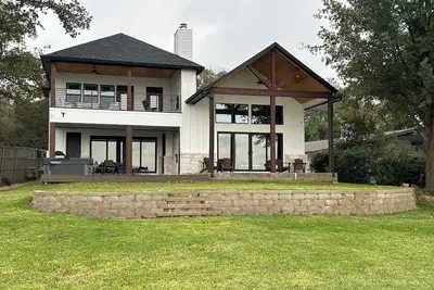 Beautiful Lakefront House with Amazing Views