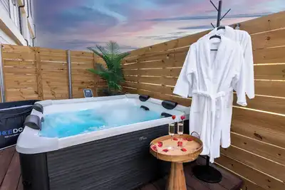Image de Charming 3-bedroom townhome with hot tub, sauna and delightful Dallas views!