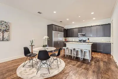 Image de Rawlins 405: Luxury Two-Story Townhome in Dallas