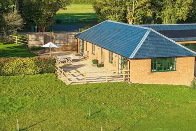 Image de Luxury cottage in the stunning Hampshire countryside with garden and views.