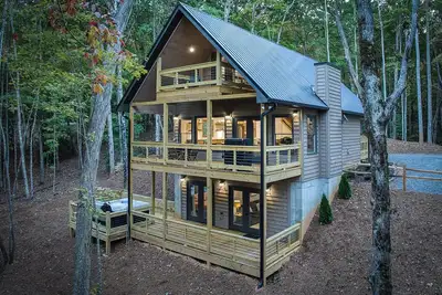 Image de New Cabin with Spacious Decks, Hot Tub, Sauna, Cold Plunge, Fire Pit, Game Table