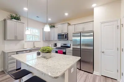 Image de Gorgeous private home with hot tub, large yard & close to parks!