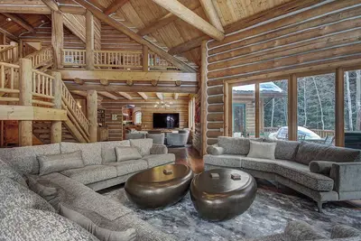 Image de Luxury Streamside Log Home! Walk to the slopes!