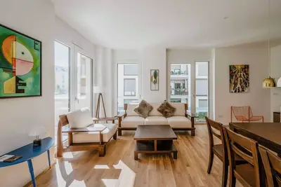 Image de Exquis Artistique 2br-Appartement Eames I Jardin I Familial I Parking
