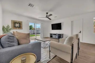Image de Cozy Remodel Prime Location Near Entertainment & More!