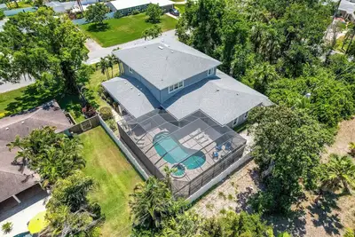 Image de Luxurious Retreat w/ Pool & Spa | Steps to Bay!
