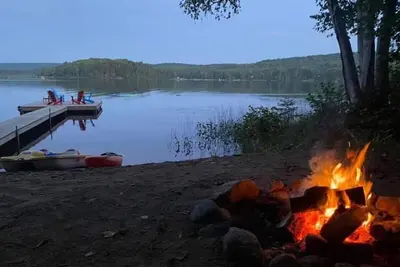 Image de 3br Waterfront Cottage w/Woodstove and Hot Tub