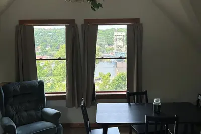 Image de Pet friendly - close to Michigan Tech campus, trails & beach- great porch views