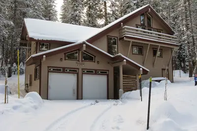 Image de Serene Lakes Home away from Home with hot tub, pool table, ping pong and more.
