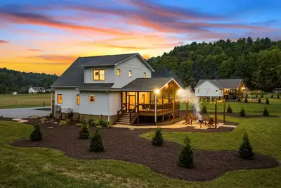 Image de New Creekfront Home\/Hot Tub\/Firepit\/Walking Trails\/Mountaintown Farms\/Ellijay#2w