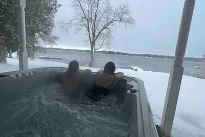 Image de Resort, Lakefront private, pool, hottub, sauna #2