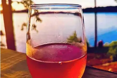 Image de Cabin on lake, great view, covered deck & hot tub\n\n