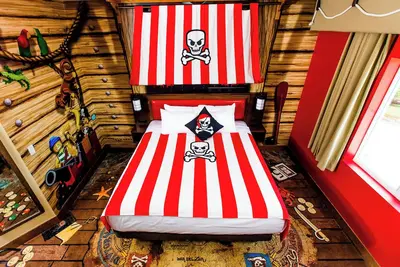 Image de 2 Pirate Theme Rooms, Legoland Resort, Treasure-Fun Playscape, Near Water Park