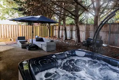Image de Top Relaxation Spot! Hot tub, Grill, Ac and WiFi in Vancouver