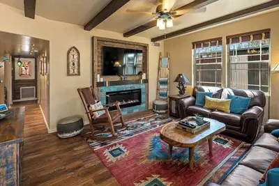 Image de Turquoise Casa! Steps to Wine, Dining, Shops | Bbq