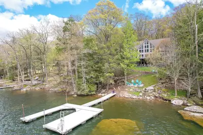 Image de New: The Perfect Dcl Lake House: Fire Pit, Hot Tub, Dock and More!