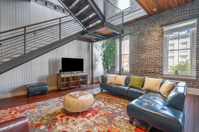 Image de Huge Downtown Savannah Loft Sleeps 8