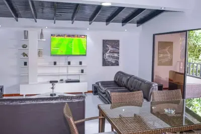 Spacious 6-bedroom villa with Ac, WiFi, Guest Friendly, 5 blocks from Lleras Park
