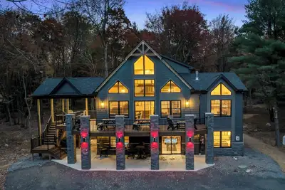 Image de \"Light My Fire\" 8 Bedroom, Hot Tub, Firepit, Outdoor Bar, Sauna, Elevator