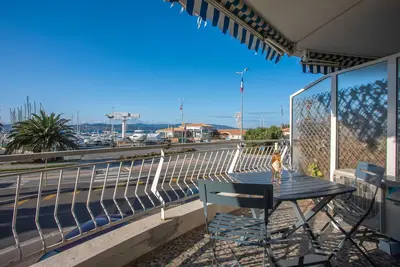 Image de Appartement 'Nouveau - T3 - Clim - 4 Pers - 3min' avec vue sur mer, balcon et climatisation