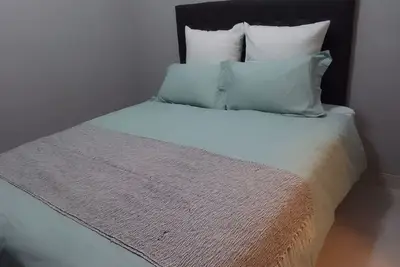 Image de Spacious 5-bedroom house with WiFi 15 min from the airpot.