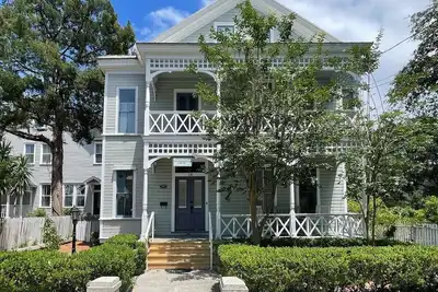 Image de Historic Charm Steps from Downtown: Book Today!