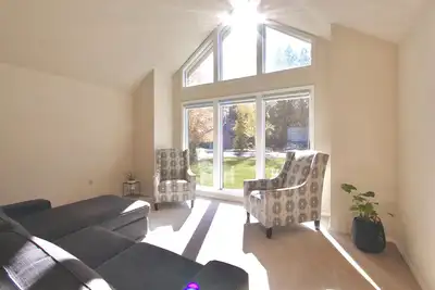 Image de Home w/ Deck & Yard - Purple King Bed - Workspace - Neighborhood Hiking Trails