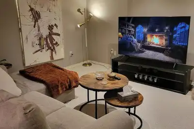 Image de Luxurious Basement Apartment with Pool