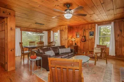 Image de Hilltop Haven - Walkable to Downtown!