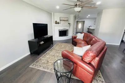 Image de Stylish Base to Explore the Best of Houston!