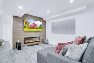 Image de Modern Luxe ~8ft Ceiling ~Caledon Bsmt Apartment