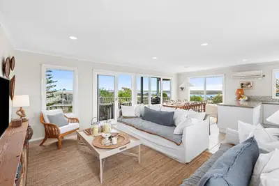 Image de Coastal Beach House | Panoramic Views and Stunning Sunsets