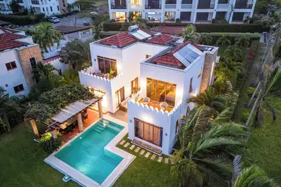 Luxury 4-Bedroom Beachfront Villa - 1 min walk to the beach!