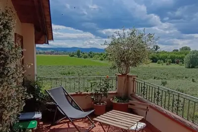 Image de Cozy one-bedroom apartment between town and hills.